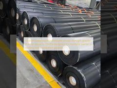 Membrana impermeável lisa com resistência à tração maior ou igual a 15MPa, projetada para barreira contra umidade em projetos de coberturas e fundações.