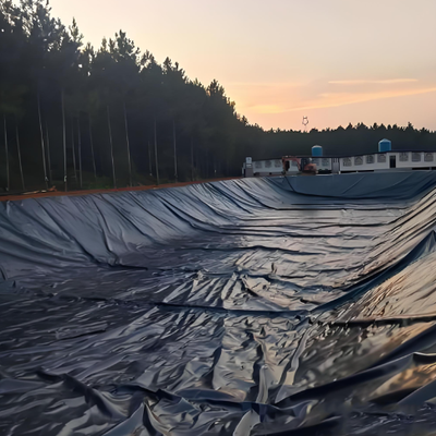 Água da chuva que colhe o forro da geomembrana do HDPE da cisterna para o armazenamento subterrâneo da retenção