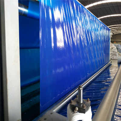 Instalações de viveiros de camarão de superfície lisa e branca, focadas em práticas sustentáveis de criação de camarão e proteção ambiental