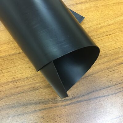 Água da chuva que colhe o forro da geomembrana do HDPE da cisterna para o armazenamento subterrâneo da retenção