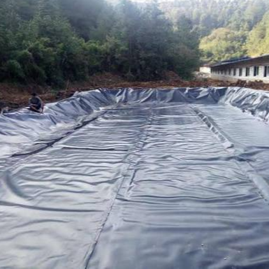 Água da chuva que colhe o forro da geomembrana do HDPE da cisterna para o armazenamento subterrâneo da retenção