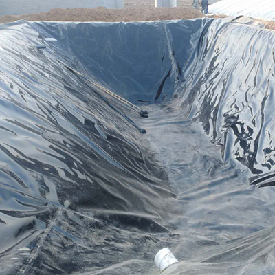 Água da chuva que colhe o forro da geomembrana do HDPE da cisterna para o armazenamento subterrâneo da retenção