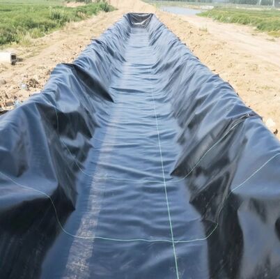 Canal de irrigação que alinha o forro da geomembrana do HDPE para canais de tutela da água