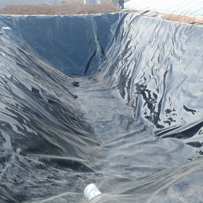 Canal de irrigação que alinha o forro da geomembrana do HDPE para canais de tutela da água