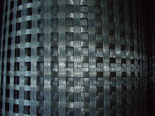 O betume revestiu a rendição Mesh Roll da fibra de vidro de Geogrid 25KN da fibra de vidro