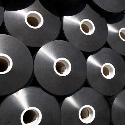 Forro de geomembrana de HDPE com comprimento de 50 a 100m, oferecendo resistência à tração acima de 15MPa e teor de negro de fumo variando de 2,0 a 3,0 por cento