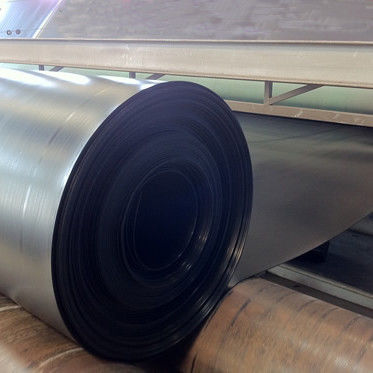 Forro de geomembrana de HDPE com comprimento de 50 a 100m, oferecendo resistência à tração acima de 15MPa e teor de negro de fumo variando de 2,0 a 3,0 por cento